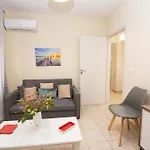 Traveller\'S Nest Apartment Close To Center,Port,Airport